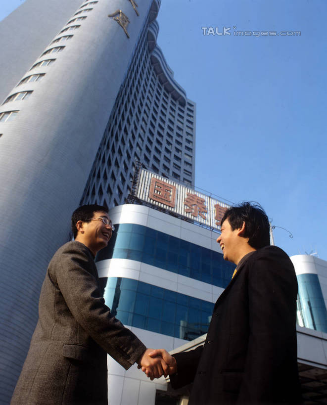 东方人,两个人,同事,商务人士,商务男性,高楼大厦,站,握手,笑,微笑,露齿笑,竖图,室外,白天,仰视,衬衫,成功,合作,团队,集体,信心,大厦,建筑,摩天大楼,亚洲,阴影,套装,光线,标志,文字,影子,字符,注视,黄种人,标识,队伍,蓝色,蓝天,天空,阳光,天,观察,看,站着,汉字,晴朗,观看,察看,领导,成就,关注,中文,商务装,合伙,领袖,工薪阶层,万里无云,国文,华文,男人,男性,中年男性,亚洲人,白领,上班族,晴空,晴空万里,搀手,拉手,手拉手,手握手,站立,半身,彩图,低角度拍摄,衬衣,大楼,高层建筑,高楼,摩天楼,shrj1
