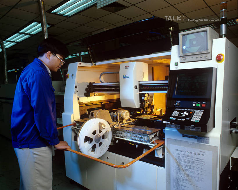 东方人,一个人,工厂,站,搬运,横图,室内,白天,侧面,工作服,制服,车间,机器,流水线,窗户,亚洲,仅一个男性,仅一个人,握,传输,天窗,注视,黄种人,玻璃窗,工人,仅一个年轻男性,低头,观察,看,站着,握着,工业,运输,观看,制造,机床,传送带,察看,便利,传送,关注,载具,传输带,车床,方便,工作制服,男人,男性,年轻男性,亚洲人,员工,站立,半身,彩图,工作套服,制造厂,工具机,工作母机,匠人,劳动者,体力工,生产工厂,shrj1