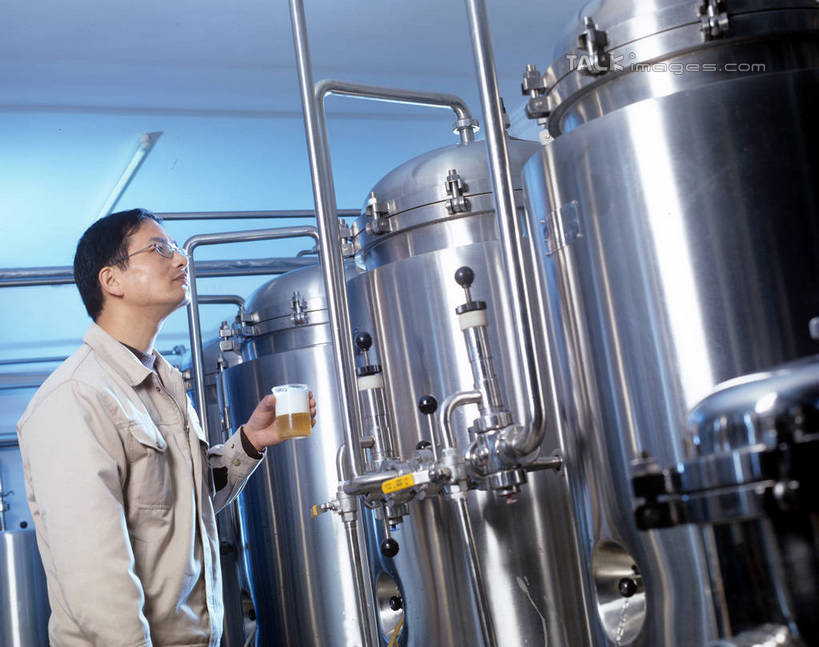 东方人,一个人,工厂,站,横图,室内,白天,侧面,工作服,制服,车间,流水线,杯子,亚洲,仅一个男性,仅一个人,握,铁桶,桶,眼镜,拿,拿着,注视,黄种人,玻璃制品,工人,仅一个年轻男性,酒杯,啤酒杯,容器,观察,看,站着,握着,工业,观看,储藏,察看,储存,关注,近视眼镜,工作制服,男人,男性,年轻男性,亚洲人,员工,玻璃杯,抬头,仰头,站立,半身,彩图,工作套服,制造厂,匠人,劳动者,体力工,生产工厂,贮存,shrj1