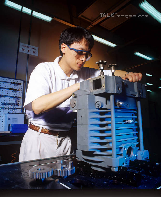 东方人,一个人,工厂,站,搬运,竖图,室内,白天,仰视,工作服,制服,安全,车间,机器,流水线,亚洲,仅一个男性,仅一个人,握,传输,眼镜,防护,注视,黄种人,工人,仅一个年轻男性,低头,观察,看,站着,机械,握着,工业,运输,观看,护目镜,保护,传送带,察看,便利,传送,关注,载具,保险,传输带,保全,周全,安稳,安定,方便,安全防护眼镜,工作制服,平安,男人,男性,年轻男性,亚洲人,员工,站立,半身,彩图,低角度拍摄,工作套服,制造厂,匠人,劳动者,体力工,生产工厂,防护眼镜,shrj1