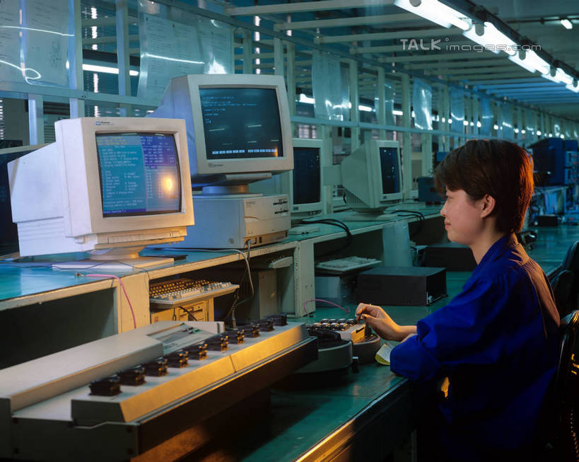 东方人,一个人,工厂,坐,笑,搬运,微笑,露齿笑,横图,室内,白天,侧面,工作服,制服,车间,流水线,电脑,显示器,鼠标,键盘,照明,亚洲,仅一个年轻女性,仅一个女性,仅一个人,握,传输,网络,灯光,注视,黄种人,输入设备,通讯设备,顶灯,灯,工人,灯具,观察,看,台式电脑,握着,工业,运输,观看,照亮,传送带,察看,便利,传送,照明设备,关注,载具,通信设备,传输带,输出设备,方便,工作制服,年轻女性,女人,女性,亚洲人,员工,坐着,半身,彩图,工作套服,制造厂,匠人,劳动者,体力工,生产工厂,shrj1