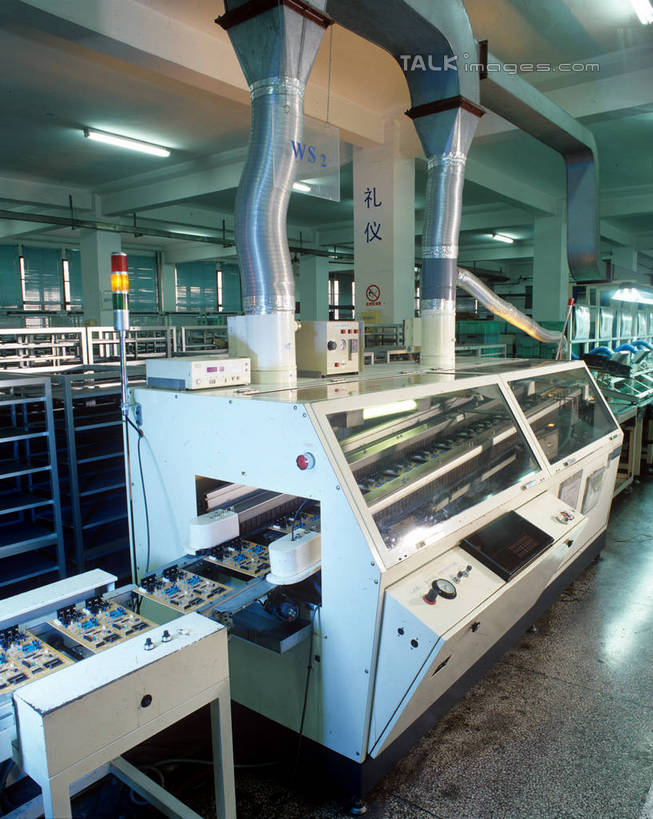 无人,工厂,搬运,竖图,室内,白天,正面,车间,机器,流水线,照明,传输,灯光,顶灯,灯,灯具,工业,运输,照亮,制造,机床,传送带,便利,传送,照明设备,载具,传输带,车床,方便,彩图,制造厂,工具机,工作母机,生产工厂,shrj1