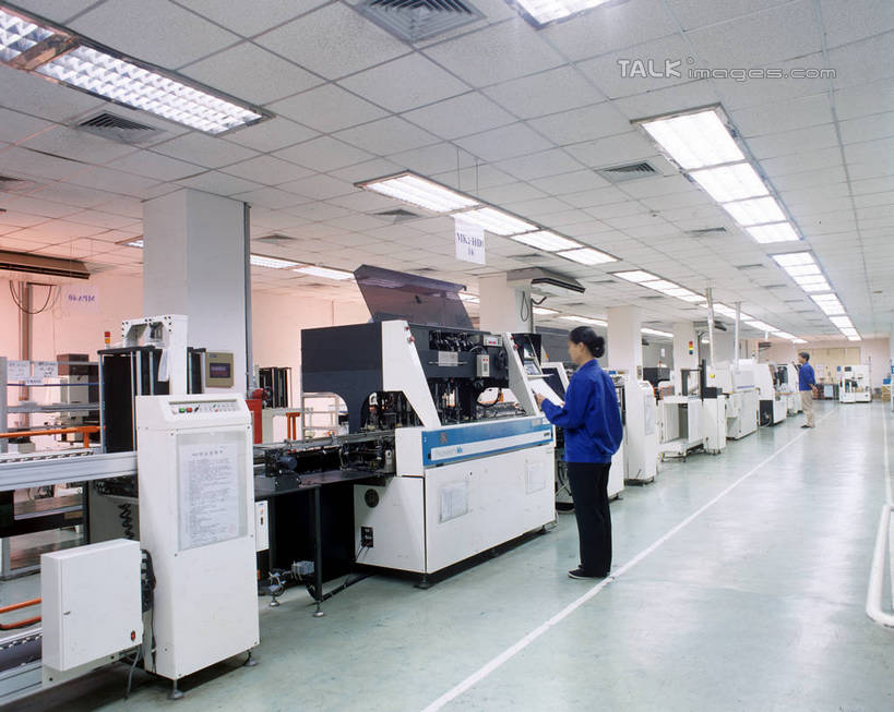 东方人,一个人,工厂,站,横图,室内,白天,侧面,工作服,制服,车间,机器,流水线,照明,亚洲,仅一个男性,仅一个人,握,阴影,光线,影子,灯光,拿,拿着,注视,黄种人,顶灯,灯,工人,仅一个年轻男性,灯具,观察,看,站着,握着,工业,观看,照亮,制造,机床,察看,照明设备,关注,记录板,记事板,车床,工作制服,男人,男性,年轻男性,亚洲人,员工,站立,彩图,全身,工作套服,制造厂,工具机,工作母机,匠人,劳动者,体力工,生产工厂,shrj1