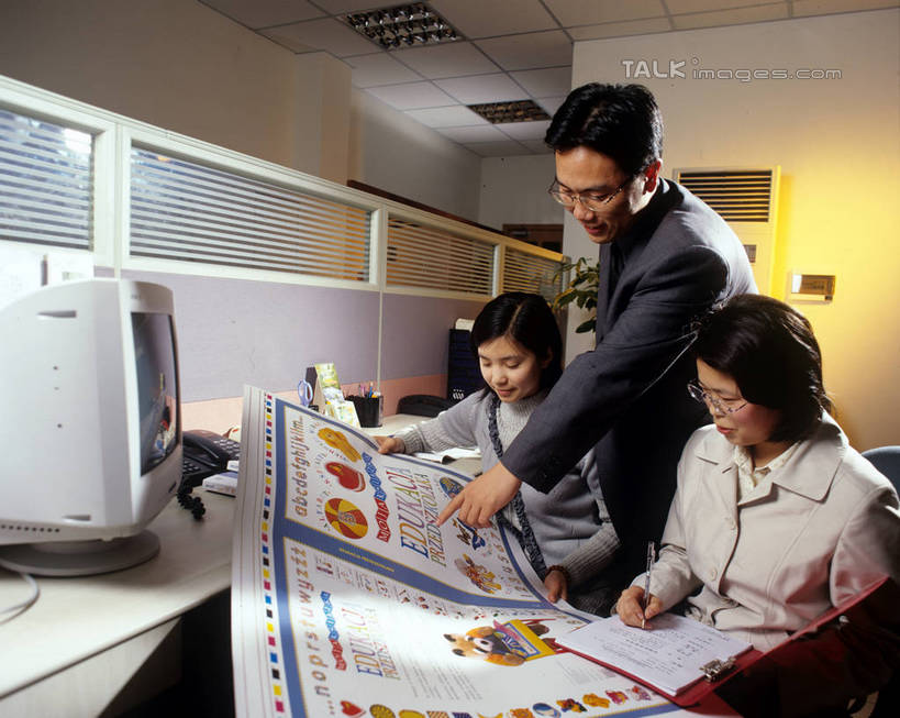 东方人,三个人,同事,商务人士,商务男性,商务女性,办公室,站,坐,横图,室内,白天,正面,衬衫,阅读,成功,合作,团队,集体,信心,电脑,显示器,鼠标,键盘,家具,桌子,报纸,照明,亚洲,握,学习,指,阴影,套装,光线,网络,信息,眼镜,影子,办公桌,灯光,拿,拿着,注视,黄种人,方向,输入设备,通讯设备,队伍,顶灯,灯,灯具,低头,观察,看,手势,站着,台式电脑,浏览,握着,观看,新闻,照亮,察看,领导,指向,食指,照明设备,成就,关注,通信设备,商务装,合伙,领袖,近视眼镜,工薪阶层,输出设备,办公家具,男人,男性,女人,女性,中年男性,中年女性,亚洲人,白领,上班族,站立,坐着,半身,彩图,衬衣,报刊,shrj1