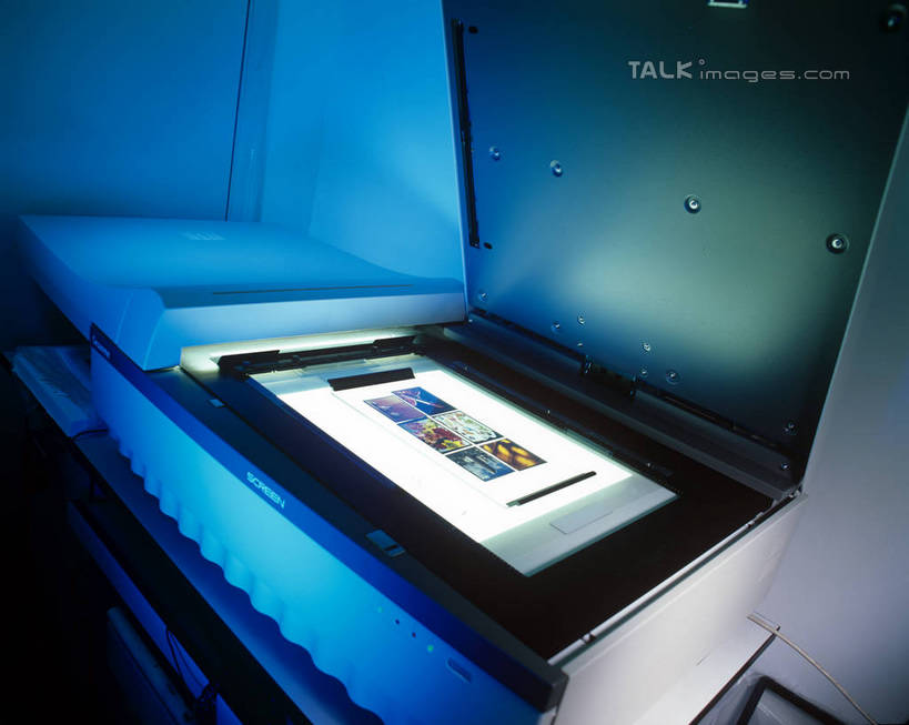 无人,工厂,横图,俯视,室内,特写,白天,车间,流水线,静物,阴影,朦胧,模糊,光线,材料,档案,文件,影子,纸,墙,灯光,办公用品,墙壁,墙面,蓝色,绿色,手稿,资料,工业,复印机,扫描,办公设备,证明,复印,文档,彩图,高角度拍摄,制造厂,生产工厂,打印,shrj1