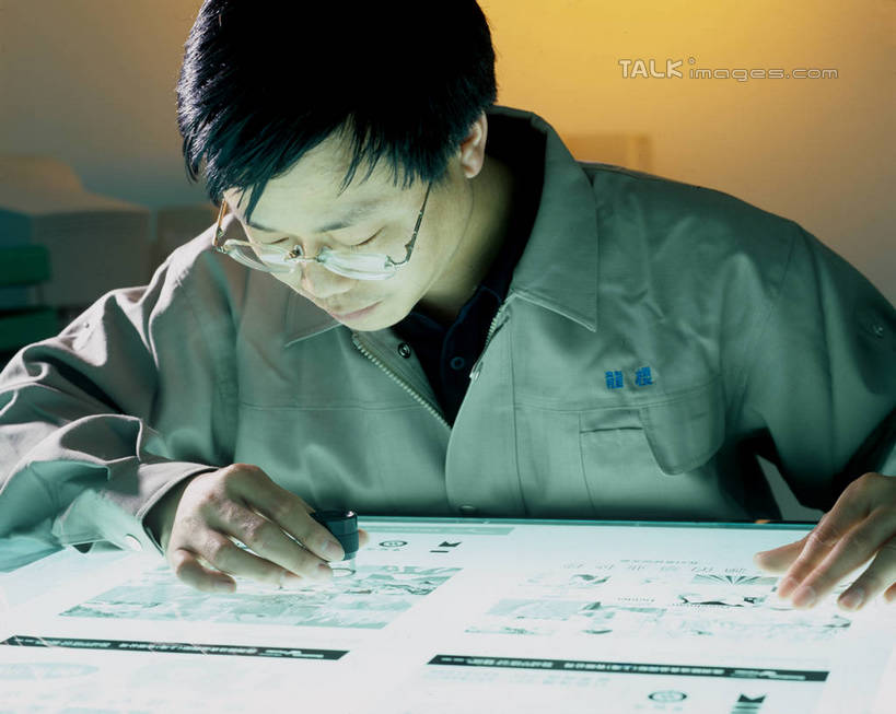 东方人,一个人,坐,横图,室内,白天,正面,工作服,制服,亚洲,仅一个男性,仅一个人,阴影,光线,图纸,眼镜,影子,灯光,设计图,注视,黄种人,工人,仅一个年轻男性,低头,观察,看,观看,察看,关注,工程图,草图,近视眼镜,蓝图,工作制服,男人,男性,年轻男性,亚洲人,设计,员工,坐着,半身,彩图,工作套服,匠人,劳动者,体力工,shrj1