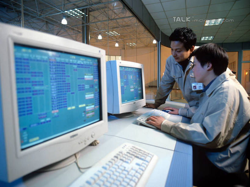 东方人,两个人,伙伴,朋友,办公室,站,坐,横图,室内,白天,正面,工作服,制服,友谊,合作,团队,电脑,显示器,鼠标,键盘,窗户,家具,桌子,椅子,照明,亚洲,敲打,阴影,光线,网络,影子,办公桌,灯光,注视,黄种人,输入,输入设备,通讯设备,标识,吊牌,顶灯,玻璃窗,灯,工人,会议椅,胸牌,灯具,打字,观察,看,站着,台式电脑,战略,观看,点击,敲击,办公椅,照亮,察看,徽章,照明设备,关注,通信设备,身份,输出设备,胸章,胸卡,办公家具,联合,合谋,商务椅,培训椅,编号牌,雕刻牌,工号牌,胸号牌,胸徽,员工牌,工作制服,配合,协作,按键,男人,男性,年轻男性,亚洲人,员工,站立,坐着,半身,彩图,工作套服,匠人,劳动者,体力工,shrj1