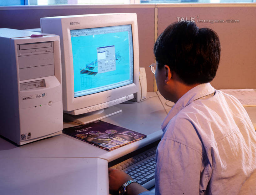 东方人,一个人,商务人士,商务男性,办公室,工厂,坐,横图,室内,白天,侧面,衬衫,车间,流水线,电脑,显示器,鼠标,键盘,家具,桌子,亚洲,仅一个男性,仅一个人,敲打,套装,朦胧,模糊,时间,网络,时钟,手表,眼镜,办公桌,计时,注视,黄种人,输入,输入设备,通讯设备,仅一个年轻男性,钟表,打字,观察,看,表,台式电脑,工业,观看,点击,敲击,腕表,察看,关注,通信设备,商务装,近视眼镜,工薪阶层,输出设备,办公家具,按键,男人,男性,年轻男性,亚洲人,白领,上班族,钟,坐着,半身,彩图,衬衣,制造厂,生产工厂,shrj1