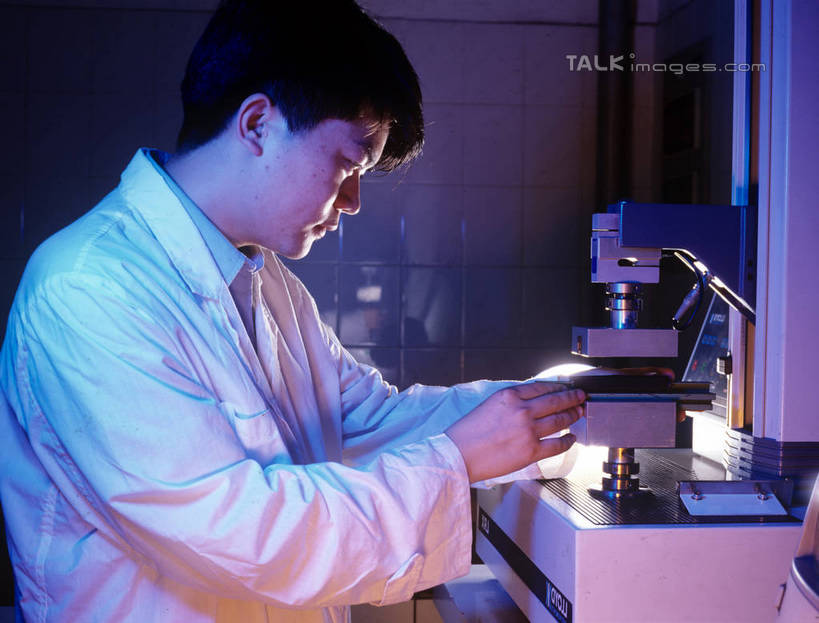 东方人,一个人,工厂,坐,横图,室内,白天,侧面,工作服,制服,车间,流水线,仪器,亚洲,仅一个男性,仅一个人,握,阴影,检查,反射,分析,光线,科学,显微镜,影子,灯光,拿,拿着,注视,黄种人,工人,仅一个年轻男性,低头,观察,看,清晰,探索,握着,工业,放大,观看,仔细,透镜,察看,凸透镜,聚焦,关注,光学,清楚,工作制服,男人,男性,年轻男性,亚洲人,员工,坐着,半身,彩图,工作套服,制造厂,匠人,劳动者,体力工,生产工厂,shrj1