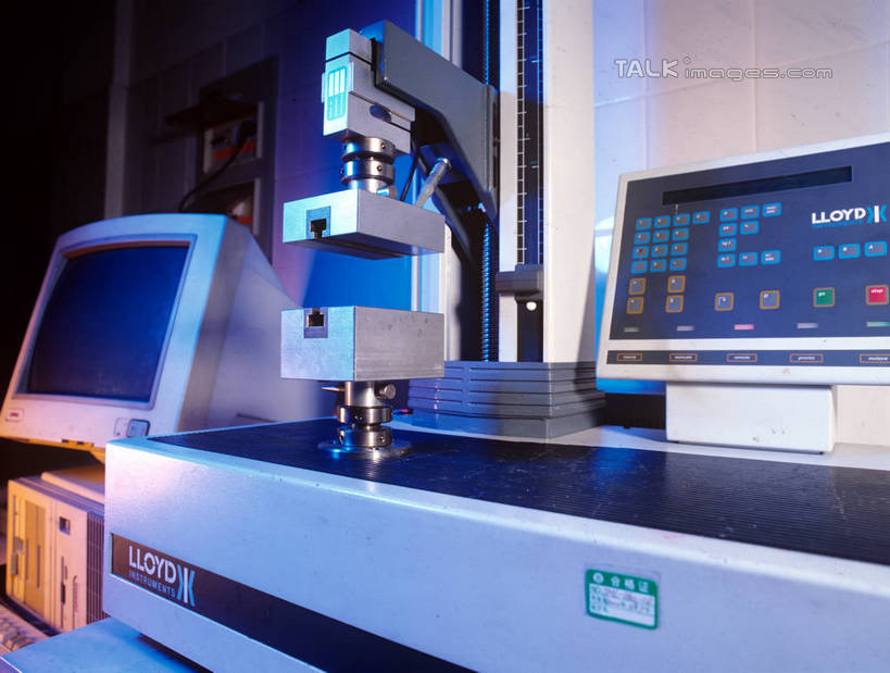 无人,工厂,横图,室内,白天,正面,车间,流水线,电脑,显示器,鼠标,键盘,仪器,检查,朦胧,模糊,反射,分析,科学,网络,英文,标志,文字,显微镜,字符,字母,输入设备,通讯设备,标识,观察,台式电脑,清晰,探索,工业,放大,观看,英文字母,仔细,透镜,凸透镜,聚焦,关注,通信设备,输出设备,光学,清楚,彩图,制造厂,生产工厂,shrj1