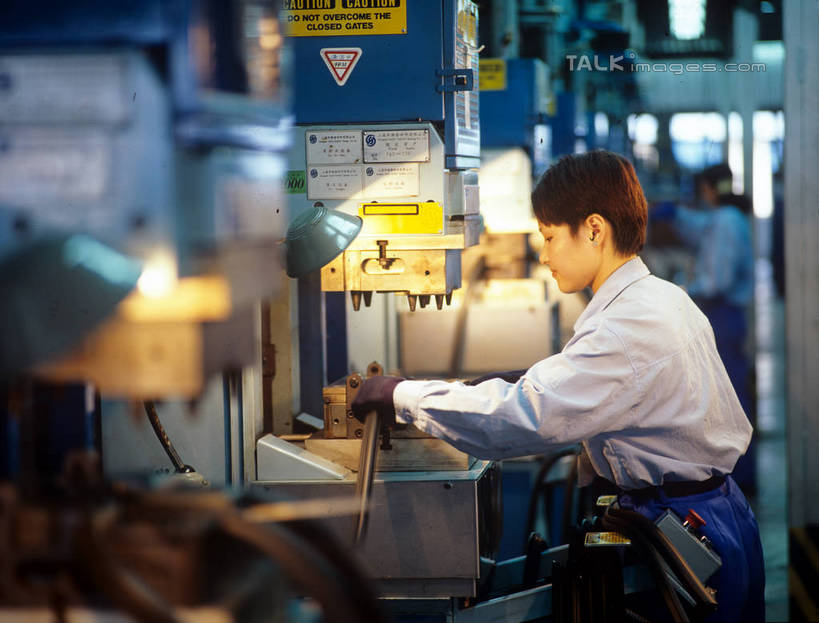 东方人,一个人,工厂,坐,横图,室内,白天,侧面,工作服,制服,车间,流水线,电脑,显示器,鼠标,键盘,仪器,亚洲,仅一个年轻女性,仅一个女性,仅一个人,握,阴影,检查,反射,分析,光线,科学,网络,显微镜,眼镜,影子,灯光,拿,拿着,注视,黄种人,输入设备,通讯设备,工人,低头,观察,看,台式电脑,清晰,探索,握着,工业,放大,观看,仔细,透镜,察看,凸透镜,聚焦,关注,通信设备,近视眼镜,输出设备,光学,清楚,工作制服,年轻女性,女人,女性,亚洲人,员工,坐着,半身,彩图,工作套服,制造厂,匠人,劳动者,体力工,生产工厂,shrj1