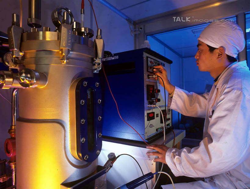 东方人,一个人,工厂,坐,搬运,横图,室内,白天,侧面,工作服,制服,车间,零件,流水线,电路,亚洲,仅一个男性,仅一个人,关闭,握,阴影,传输,光线,影子,灯光,注视,黄种人,开关,工人,仅一个年轻男性,按钮,打开,观察,看,握着,工业,运输,观看,传送带,察看,便利,传送,开启,关注,载具,传输带,方便,闭合,工作制服,男人,男性,年轻男性,亚洲人,员工,坐着,半身,彩图,工作套服,制造厂,匠人,劳动者,体力工,生产工厂,shrj1