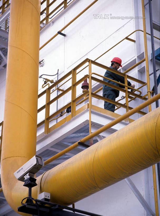 东方人,一个人,工厂,栏杆,站,竖图,室内,白天,仰视,工作服,制服,车间,流水线,帽子,亚洲,仅一个男性,仅一个人,头盔,围栏,注视,黄种人,管道,护栏,工人,仅一个年轻男性,安全帽,低头,观察,看,站着,工业,观看,察看,关注,工作制服,男人,男性,年轻男性,亚洲人,员工,站立,彩图,低角度拍摄,全身,工作套服,制造厂,匠人,劳动者,体力工,生产工厂,shrj1