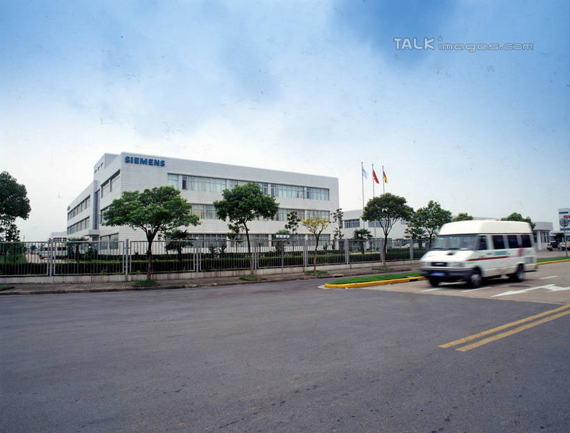 无人,工厂,横图,室外,白天,正面,度假,车间,流水线,美景,植物,城市风光,城市,道路,路,路灯,公路,汽车,照明,一辆,阴影,光线,影子,景观,云,云朵,灯光,分界线,停车线,交通,面包车,云彩,娱乐,车,灯,树,树木,蓝色,绿色,白云,蓝天,天空,阳光,自然,交通工具,天,享受,休闲,景色,放松,工业,生长,晴朗,成长,车行道,车行道分界线,照亮,照明设备,载具,标线,车行线,晴空,马路,彩图,制造厂,生产工厂,shrj1