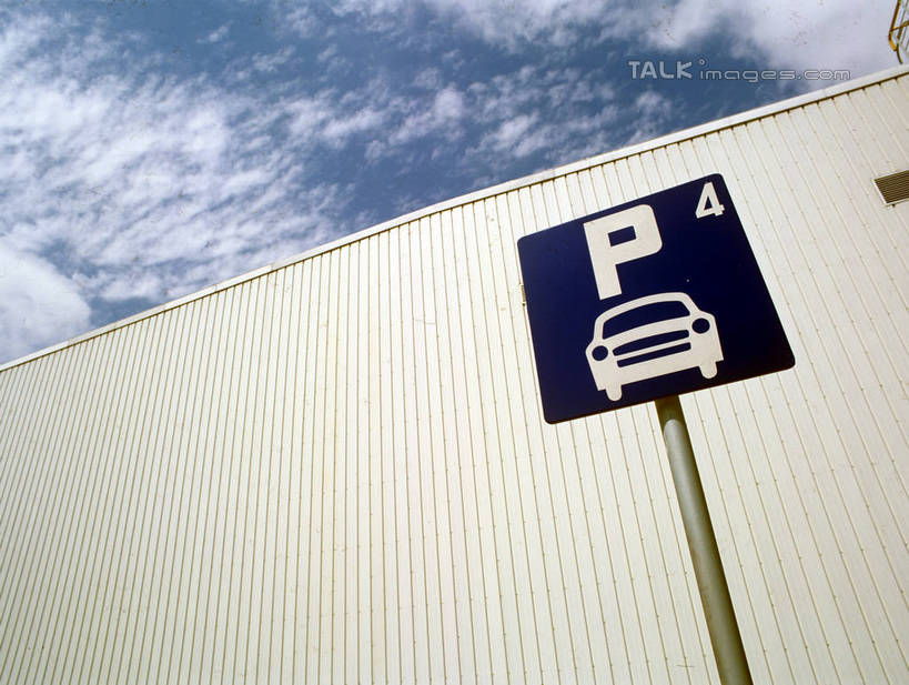 无人,横图,室外,白天,仰视,指示牌,汽车,阴影,光线,英文,标志,路标,数字,文字,影子,字符,字母,墙,云,云朵,云彩,标识,路牌,墙壁,墙面,车,蓝色,白云,蓝天,天空,阳光,交通工具,轿车,天,阿拉伯数字,晴朗,英文字母,载具,晴空,彩图,低角度拍摄,shrj1