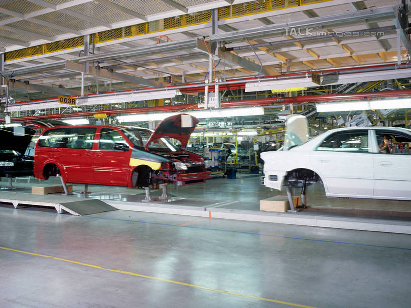 无人,工厂,横图,室内,白天,正面,车间,流水线,道路,路,公路,汽车,照明,许多,阴影,朦胧,模糊,光线,影子,灯光,分界线,停车线,交通,很多,吊灯,车,灯,灯具,交通工具,轿车,工业,车行道,车行道分界线,照亮,照明设备,载具,标线,车行线,马路,彩图,制造厂,生产工厂,shrj1