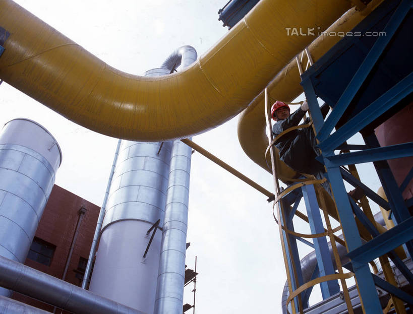 东方人,一个人,工厂,栏杆,蹲,横图,室外,白天,仰视,工作服,制服,车间,流水线,楼梯,帽子,亚洲,仅一个男性,仅一个人,握,阴影,光线,扶手,头盔,影子,阶梯,拿,拿着,黄种人,护栏,台阶,工人,仅一个年轻男性,蓝色,蓝天,天空,阳光,安全帽,天,握着,工业,晴朗,万里无云,工作制服,男人,男性,年轻男性,亚洲人,员工,晴空,晴空万里,蹲着,彩图,低角度拍摄,全身,工作套服,制造厂,匠人,劳动者,体力工,生产工厂,shrj1