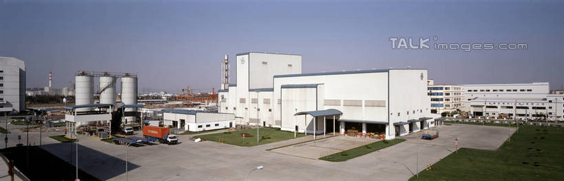 无人,工厂,横图,全景,室外,白天,正面,度假,车间,流水线,草地,草坪,美景,植物,城市风光,城市,卡车,阴影,光线,影子,景观,集装箱,娱乐,草,蓝色,绿色,蓝天,天空,阳光,天,享受,休闲,景色,放松,工业,集装箱车,晴朗,货车,货运车,万里无云,晴空,晴空万里,载重汽车,彩图,制造厂,生产工厂,shrj1