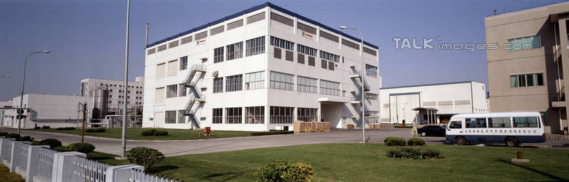 无人,工厂,横图,全景,室外,白天,正面,度假,车间,流水线,草地,草坪,美景,植物,城市风光,城市,汽车,阴影,光线,影子,景观,面包车,娱乐,车,草,树,树木,蓝色,绿色,蓝天,天空,阳光,自然,交通工具,天,享受,休闲,景色,放松,工业,生长,晴朗,成长,载具,万里无云,晴空,晴空万里,彩图,制造厂,生产工厂,shrj1