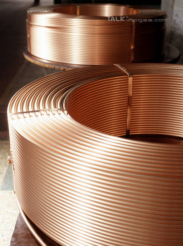 无人,工厂,竖图,俯视,室内,特写,白天,车间,流水线,静物,阴影,反射,钢材,材料,钢丝,影子,钢筋,工业,钢条,螺旋状,彩图,高角度拍摄,螺旋形,螺旋形状,螺旋型,制造厂,生产工厂,shrj1