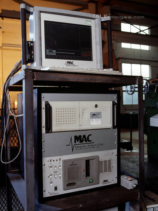 无人,工厂,竖图,室内,白天,正面,车间,机器,流水线,电脑,显示器,鼠标,键盘,窗户,网络,输入设备,通讯设备,玻璃窗,机械,台式电脑,工业,通信设备,输出设备,彩图,制造厂,生产工厂,shrj1