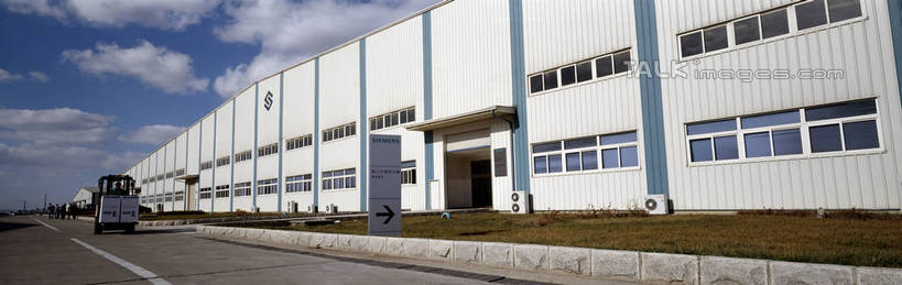 无人,工厂,搬运,横图,室外,白天,仰视,度假,车间,流水线,技术,草地,草坪,美景,植物,城市风光,城市,道路,路,指示牌,公路,一辆,阴影,光线,标志,文字,影子,景观,云,云朵,分界线,停车线,交通,云彩,方向,娱乐,标识,箭头,车,草,蓝色,绿色,白云,蓝天,天空,阳光,交通工具,天,享受,休闲,机械,工程车,景色,放松,工业,晴朗,车行道,车行道分界线,工程,叉车,指向,载具,标线,车行线,簇,交通运输,工作车,晴空,马路,彩图,低角度拍摄,制造厂,生产工厂,shrj1