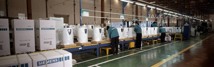 东方人,三个人,同事,工厂,站,搬运,横图,室内,白天,工作服,制服,成功,合作,团队,集体,信心,车间,流水线,照明,亚洲,一排,整齐,传输,英文,包装,标志,电器,文字,纸箱,字符,字母,灯光,黄种人,标识,队伍,顶灯,灯,排列,工人,背面,容器,箱子,灯具,低头,站着,工业,运输,英文字母,照亮,传送带,便利,领导,家电,家用电器,传送,照明设备,饮水机,成就,队列,载具,纸板箱,合伙,领袖,传输带,包装箱,方便,工作制服,年轻女性,女人,女性,亚洲人,员工,站立,彩图,全身,工作套服,制造厂,匠人,劳动者,体力工,生产工厂,shrj1