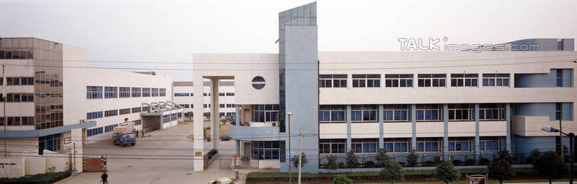 无人,工厂,横图,室外,白天,度假,车间,流水线,草地,草坪,美景,植物,窗户,城市风光,城市,道路,路,阴影,光线,影子,墙,景观,小路,交通,娱乐,玻璃窗,墙壁,墙面,草,树,树木,蓝色,绿色,蓝天,天空,阳光,自然,天,享受,休闲,景色,放松,工业,生长,晴朗,成长,符合,万里无云,晴空,晴空万里,彩图,制造厂,生产工厂,shrj1