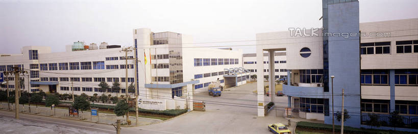 无人,工厂,横图,室外,白天,度假,车间,流水线,草地,草坪,美景,植物,窗户,城市风光,城市,道路,路,阴影,光线,影子,墙,景观,小路,交通,娱乐,玻璃窗,墙壁,墙面,草,树,树木,蓝色,绿色,蓝天,天空,阳光,自然,天,享受,休闲,景色,放松,工业,生长,晴朗,成长,符合,万里无云,晴空,晴空万里,彩图,制造厂,生产工厂,shrj1