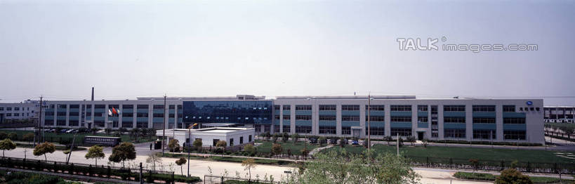 无人,工厂,横图,全景,俯视,室内,白天,车间,流水线,草地,草坪,植物,道路,路,阴影,光线,影子,小路,交通,草,树,树木,蓝色,绿色,蓝天,天空,阳光,自然,天,工业,生长,晴朗,成长,万里无云,晴空,晴空万里,彩图,高角度拍摄,制造厂,生产工厂,shrj1