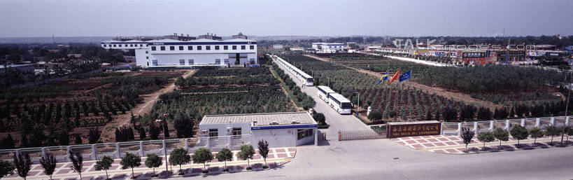 无人,工厂,横图,全景,俯视,室外,白天,度假,车间,流水线,草地,草坪,美景,天际线,植物,城市风光,城市,道路,路,路灯,公路,公共汽车,照明,一排,阴影,整齐,光线,英文,标志,文字,影子,字符,字母,景观,小路,灯光,巴士,公交车,交通,娱乐,标识,车,灯,草,树,树木,排列,蓝色,绿色,蓝天,天空,阳光,自然,交通工具,天,享受,休闲,汉字,景色,放松,工业,生长,晴朗,成长,英文字母,照亮,照明设备,队列,中文,载具,万里无云,国文,华文,晴空,晴空万里,马路,彩图,高角度拍摄,制造厂,生产工厂,shrj1