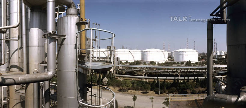 无人,工厂,横图,室外,白天,正面,度假,车间,流水线,美景,植物,城市风光,城市,阴影,光线,影子,景观,娱乐,树,树木,蓝色,绿色,蓝天,天空,阳光,自然,容器,天,享受,休闲,油罐,储油罐,景色,放松,工业,生长,晴朗,成长,储藏,储存,万里无云,存油罐,贮油罐,晴空,晴空万里,彩图,制造厂,生产工厂,贮存,shrj1