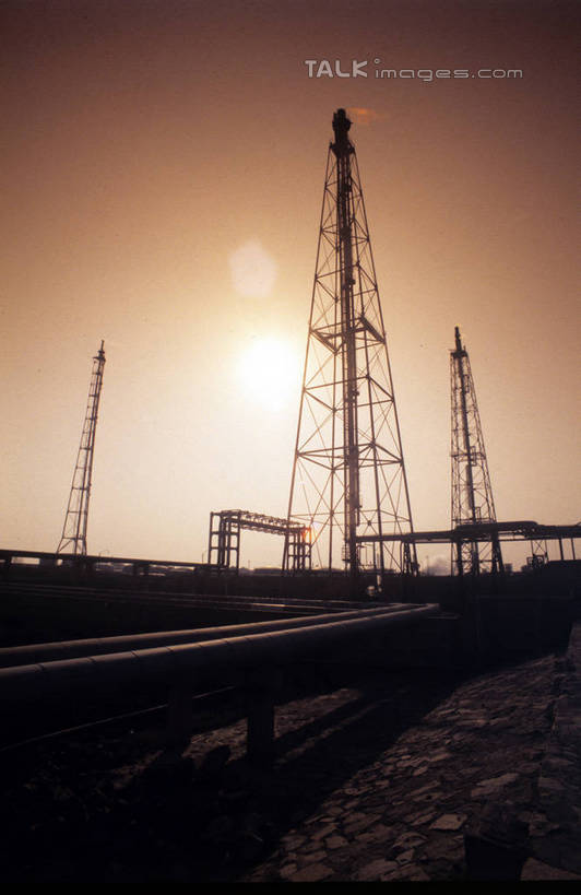 无人,工厂,竖图,室外,白天,仰视,度假,车间,流水线,美景,日落,城市风光,城市,阴影,电力,光线,钢材,电缆,电线,影子,支架,景观,晚霞,霞光,落日,背光,娱乐,电塔,阳光,黄昏,享受,休闲,景色,彩霞,放松,工业,能源,支撑,资源,供电设备,逆光,高压电塔,高压输电线,高压电线塔,高压塔,夕照,薄暮,夕阳,彩图,低角度拍摄,傍晚,制造厂,生产工厂,斜阳,shrj1