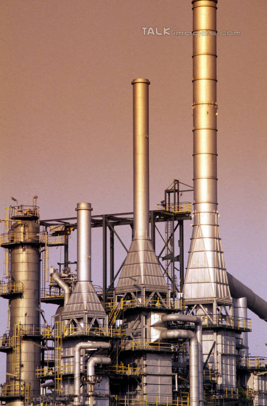 无人,工厂,栏杆,竖图,室外,白天,仰视,度假,车间,流水线,美景,日落,楼梯,城市风光,城市,阴影,光线,扶手,影子,阶梯,景观,晚霞,霞光,落日,娱乐,护栏,台阶,阳光,黄昏,容器,享受,休闲,油罐,储油罐,景色,彩霞,放松,工业,储藏,储存,夕照,薄暮,存油罐,贮油罐,夕阳,彩图,低角度拍摄,傍晚,制造厂,生产工厂,贮存,斜阳,shrj1