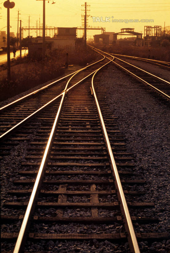 无人,竖图,室外,白天,正面,度假,美景,日落,植物,城市风光,城市,路,铁路,阴影,朦胧,模糊,电力,光线,电线,电线杆,线,影子,景观,晚霞,霞光,落日,电能,轨道,交通,铁轨,背光,线路,娱乐,树,树木,绿色,阳光,自然,黄昏,享受,休闲,景色,彩霞,放松,运输,生长,成长,电,电源,能量,逆光,夕照,薄暮,夕阳,彩图,傍晚,斜阳,shrj1