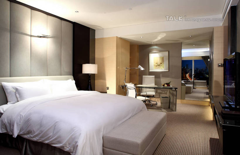 无人,家,横图,室内,夜晚,正面,别墅,窗户,床,柜子,靠垫,卧室,装修,桌子,建筑,电视,椅子,照明,欧式,环保,装饰,房屋,双人床,屋子,公寓,灯光,床单,靠枕,豪华,被子,建设,现代,书桌,装潢,洋房,楼房,玻璃窗,住宅,灯,绿色,课桌,灯具,电视柜,垫子,落地灯,室内装潢,液晶电视,枕头,清晰,轻薄,能源,样板房,明亮,照亮,回收,资源,舒适,被单,家居装潢,照明设备,储存,彩电,房屋设计,地中海风格,古典风格,简约风格,利用,室内设计,便携,低碳,宽敞,循环,样板房装潢,彩色电视机,持续,储备,蕴藏,贮备,设计,电视机,彩图,房子,睡房,卧房,视听柜,贮存,高清,shrj1