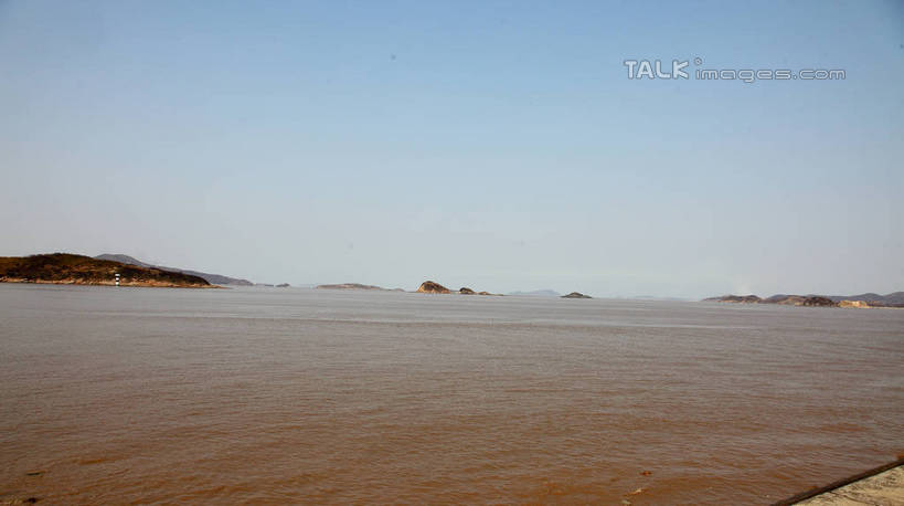 无人,横图,室外,白天,正面,旅游,度假,海浪,海洋,美景,山,山脉,阴影,光线,影子,景观,浪花,山峰,山峦,娱乐,蓝色,蓝天,天空,阳光,自然,海水,群山,天,享受,休闲,景色,放松,晴朗,自然风光,海景,万里无云,大海,风浪,海,海水的波动,近岸浪,涌浪,晴空,晴空万里,彩图,shrj1