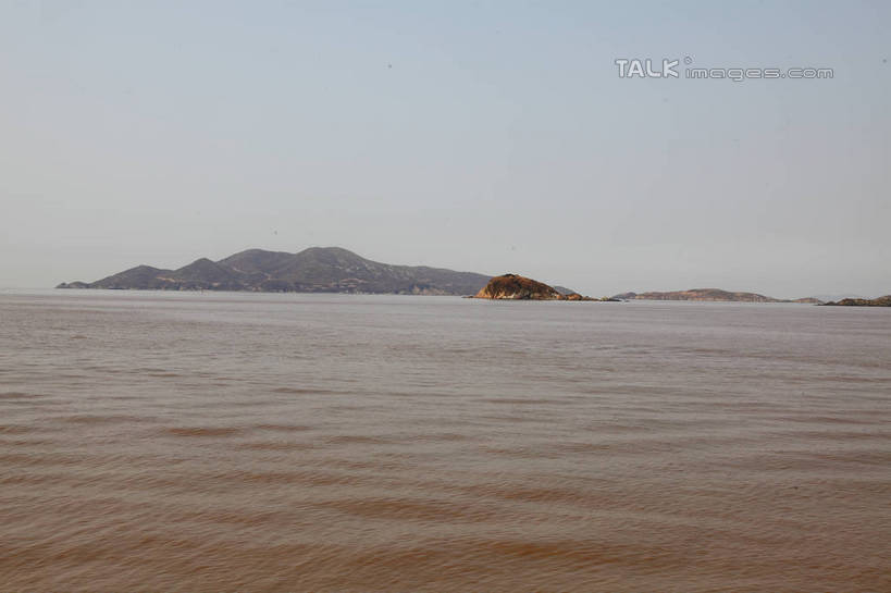 无人,横图,室外,白天,正面,旅游,度假,海浪,海洋,美景,山,山脉,阴影,光线,影子,景观,浪花,山峰,山峦,娱乐,蓝色,蓝天,天空,阳光,自然,海水,群山,天,享受,休闲,景色,放松,晴朗,自然风光,海景,万里无云,大海,风浪,海,海水的波动,近岸浪,涌浪,晴空,晴空万里,彩图,shrj1