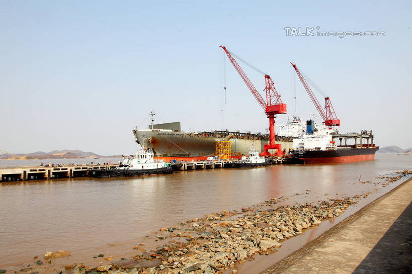 无人,工厂,码头,横图,室外,白天,正面,度假,车间,流水线,技术,海浪,海洋,美景,城市风光,城市,港口,建筑,轮船,船,一艘,阴影,光线,影子,景观,浪花,娱乐,设备,施工,蓝色,蓝天,天空,阳光,海水,交通工具,天,享受,休闲,机械,起重机,景色,放松,工业,晴朗,工程,载具,海景,万里无云,造船厂,大海,风浪,海,海水的波动,近岸浪,涌浪,晴空,晴空万里,彩图,摆渡口,埠头,渡口,渡头,港湾,海港,货运码头,口岸,商港,制造厂,生产工厂,shrj1