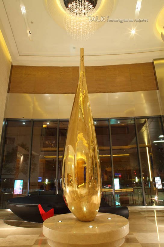 无人,宾馆,竖图,室内,白天,仰视,窗户,落地窗,照明,雕塑,阴影,艺术,装饰,光线,雕刻,雕像,影子,灯光,吊灯,玻璃窗,灯,工艺品,灯具,纪念,照亮,美术,照明设备,主题,陈列,功能,美学,彩图,低角度拍摄,客店,客栈,旅店,旅馆,旅舍,汽车旅馆,shrj1