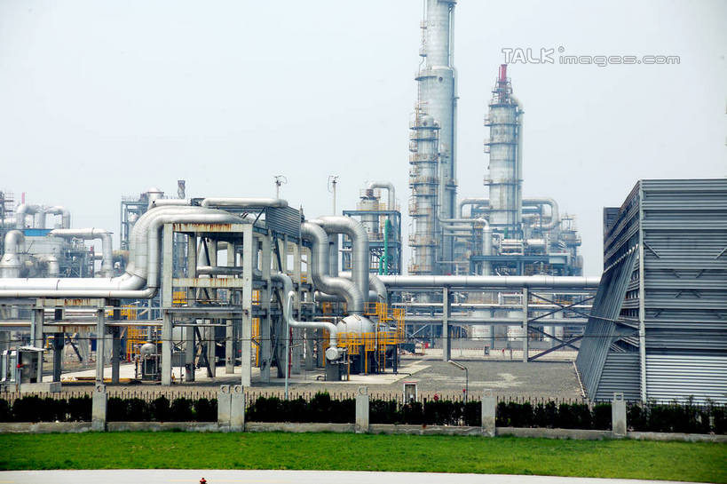 无人,工厂,横图,室外,白天,正面,车间,流水线,草地,草坪,植物,阴影,光线,影子,草,树,树木,蓝色,绿色,蓝天,天空,阳光,自然,容器,天,油罐,储油罐,炼油厂,工业,生长,晴朗,成长,储藏,储存,万里无云,存油罐,贮油罐,晴空,晴空万里,彩图,制造厂,生产工厂,贮存,shrj1