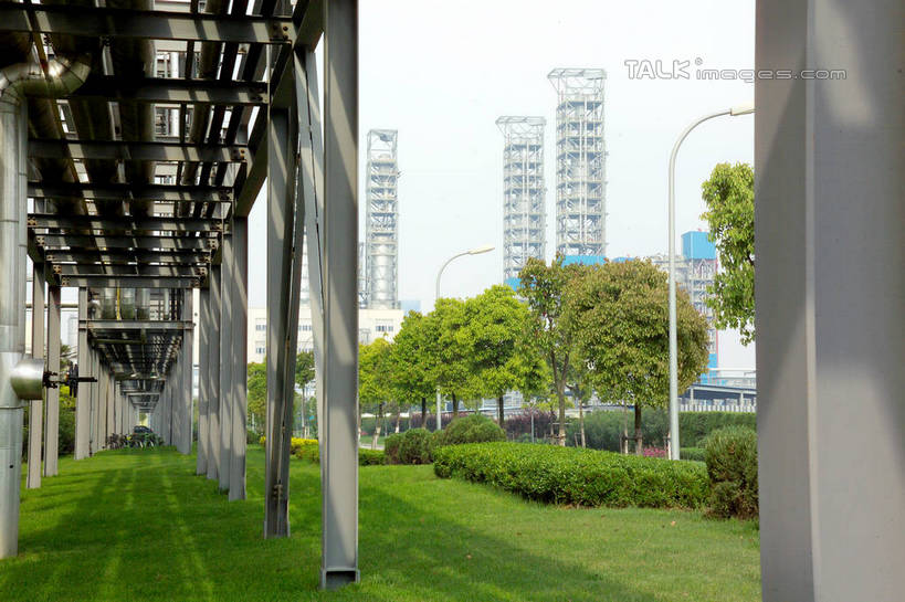 无人,工厂,高楼大厦,横图,室外,白天,正面,度假,车间,流水线,草地,草坪,美景,植物,城市风光,城市,大厦,建筑,路灯,摩天大楼,照明,阴影,光线,影子,支架,景观,灯光,娱乐,架子,脚手架,灯,草,树,树木,施工,蓝色,绿色,蓝天,天空,阳光,自然,天,享受,休闲,景色,放松,工业,生长,晴朗,成长,支撑,照亮,固定,照明设备,万里无云,晴空,晴空万里,彩图,大楼,高层建筑,高楼,摩天楼,制造厂,生产工厂,稳固,shrj1