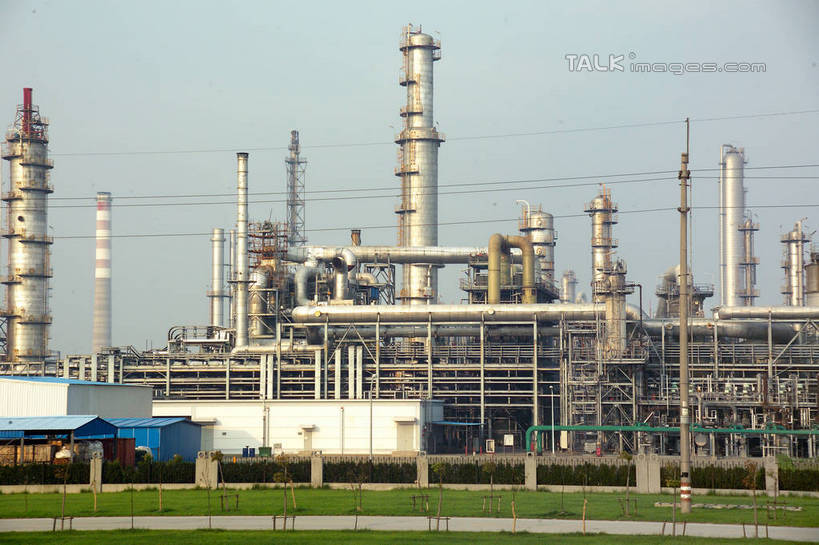 无人,工厂,横图,室外,白天,正面,度假,车间,流水线,草地,草坪,美景,植物,城市风光,城市,阴影,电力,光线,电线,电线杆,线,影子,景观,电能,线路,娱乐,草,蓝色,绿色,蓝天,天空,阳光,容器,天,享受,休闲,油罐,储油罐,炼油厂,景色,放松,工业,晴朗,储藏,电,电源,储存,能量,万里无云,存油罐,贮油罐,晴空,晴空万里,彩图,制造厂,生产工厂,贮存,shrj1