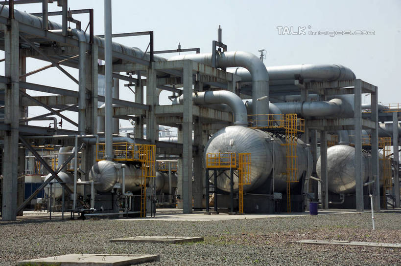 无人,工厂,横图,室外,白天,仰视,度假,车间,流水线,美景,城市风光,城市,阴影,光线,影子,景观,娱乐,蓝色,蓝天,天空,阳光,容器,天,享受,休闲,油罐,储油罐,炼油厂,景色,放松,工业,晴朗,储藏,储存,万里无云,存油罐,贮油罐,晴空,晴空万里,彩图,低角度拍摄,制造厂,生产工厂,贮存,shrj1