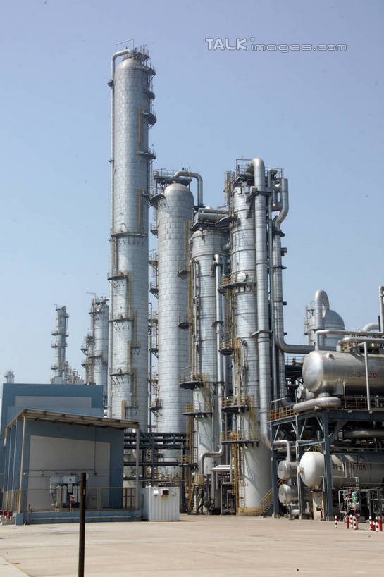 无人,工厂,竖图,室外,白天,仰视,度假,车间,流水线,美景,城市风光,城市,阴影,光线,影子,景观,娱乐,蓝色,蓝天,天空,阳光,容器,天,享受,休闲,油罐,储油罐,炼油厂,景色,放松,工业,晴朗,储藏,储存,万里无云,存油罐,贮油罐,晴空,晴空万里,彩图,低角度拍摄,制造厂,生产工厂,贮存,shrj1