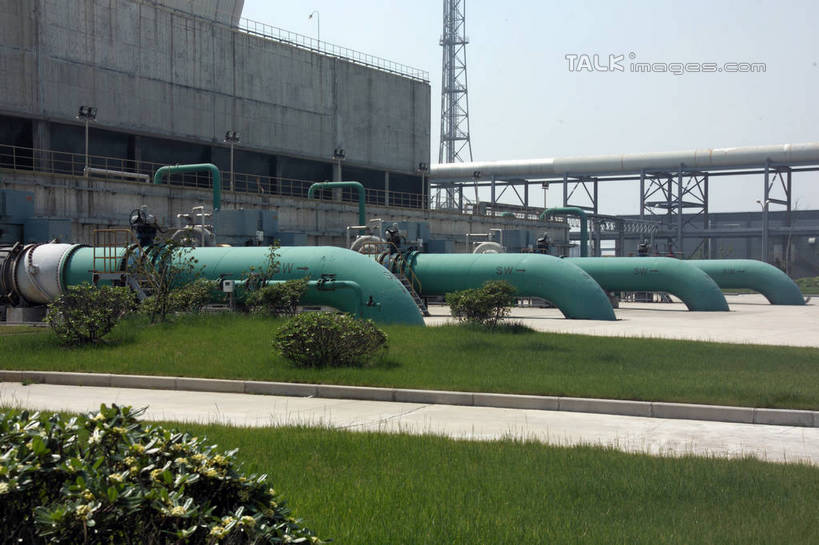 无人,工厂,横图,室外,白天,仰视,度假,车间,流水线,草地,草坪,美景,植物,城市风光,城市,阴影,光线,影子,景观,娱乐,草,蓝色,绿色,蓝天,天空,阳光,容器,天,享受,休闲,油罐,储油罐,炼油厂,景色,放松,工业,晴朗,储藏,储存,万里无云,存油罐,贮油罐,晴空,晴空万里,彩图,低角度拍摄,制造厂,生产工厂,贮存,shrj1