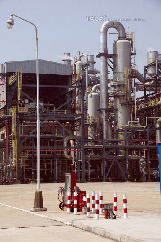 无人,工厂,竖图,室外,白天,正面,度假,车间,流水线,美景,城市风光,城市,路灯,照明,阴影,分离,光线,影子,支架,景观,灯光,警告,娱乐,架子,脚手架,灯,施工,蓝色,蓝天,天空,阳光,容器,天,享受,休闲,油罐,储油罐,炼油厂,景色,放松,警示,工业,晴朗,储藏,隔离,禁止,支撑,照亮,固定,提醒,照明设备,储存,提示,限制,交通标志,路锥,万里无云,交通锥,存油罐,贮油罐,危险,晴空,晴空万里,彩图,制造厂,生产工厂,贮存,稳固,shrj1