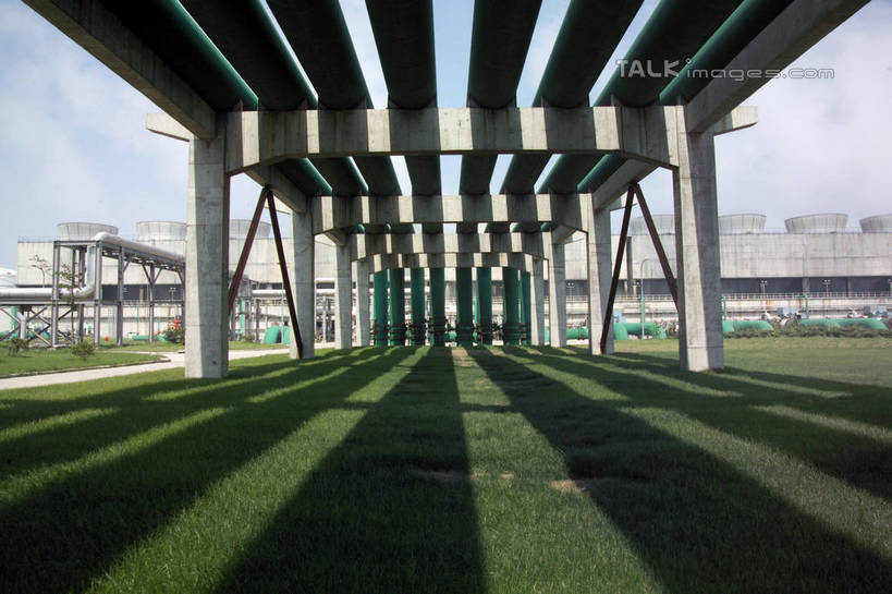 无人,工厂,横图,室外,白天,正面,度假,车间,流水线,草地,草原,美景,植物,城市风光,城市,金属制品,一排,阴影,整齐,光线,金属,影子,景观,旷野,云,云朵,云彩,娱乐,管道,草,排列,蓝色,绿色,白云,蓝天,天空,阳光,天,享受,休闲,景色,放松,工业,晴朗,队列,原野,晴空,彩图,制造厂,生产工厂,shrj1