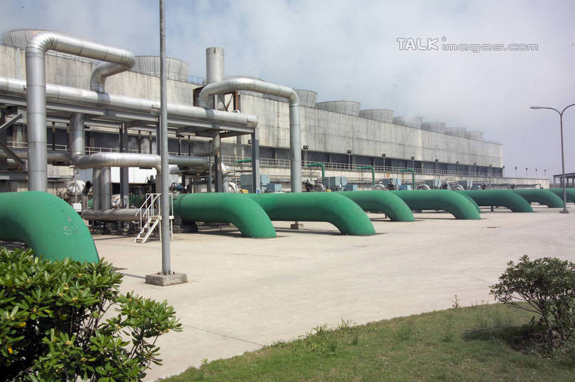 无人,工厂,横图,室外,白天,正面,度假,车间,流水线,草地,草坪,美景,植物,城市风光,城市,阴影,光线,影子,景观,云,云朵,云彩,娱乐,管道,草,蓝色,绿色,白云,蓝天,天空,阳光,容器,天,享受,休闲,油罐,储油罐,炼油厂,景色,放松,工业,晴朗,储藏,储存,存油罐,贮油罐,晴空,彩图,制造厂,生产工厂,贮存,shrj1