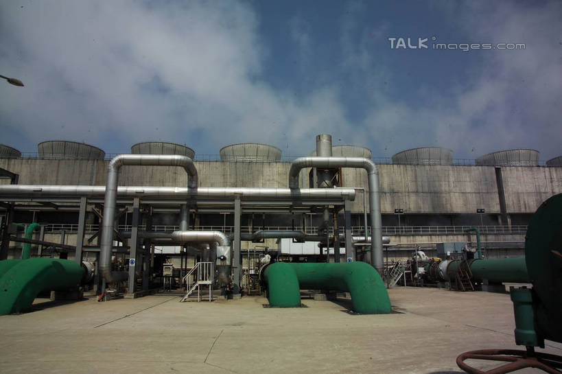 无人,工厂,横图,室外,白天,仰视,度假,车间,流水线,美景,城市风光,城市,阴影,光线,影子,景观,云,云朵,云彩,娱乐,管道,蓝色,白云,蓝天,天空,阳光,容器,天,享受,休闲,油罐,储油罐,炼油厂,景色,放松,工业,晴朗,储藏,储存,存油罐,贮油罐,晴空,彩图,低角度拍摄,制造厂,生产工厂,贮存,shrj1